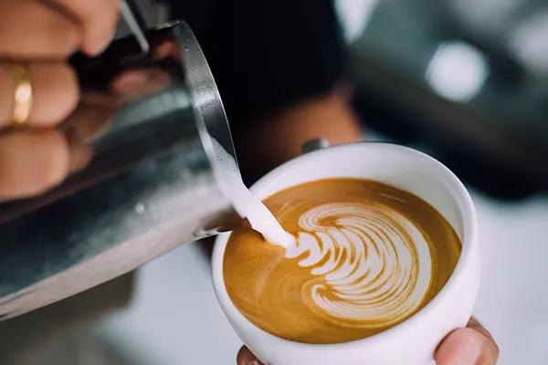 Latte art pour